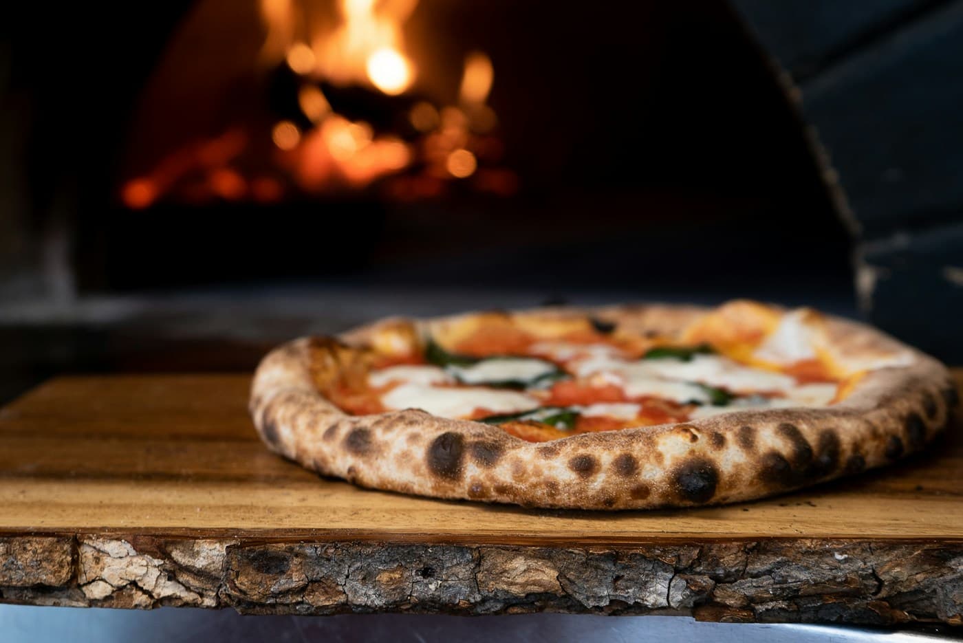 Pizza italiana con pomodoro, mozzarella e basilico appena sfornata